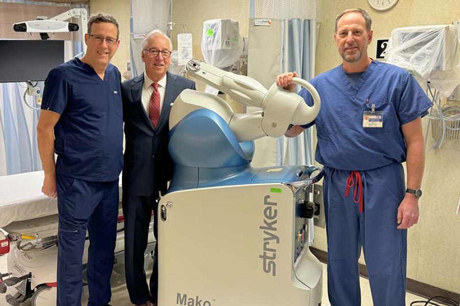 featured image for Saint Joseph’s Medical Center Welcomes Renowned Orthopedic Surgeons and Introduces Leading-Edge Surgical Robot: Hospital’s investment in Mako™ Robotic-Arm Assisted Technology allows for better outcomes and faster recovery times post